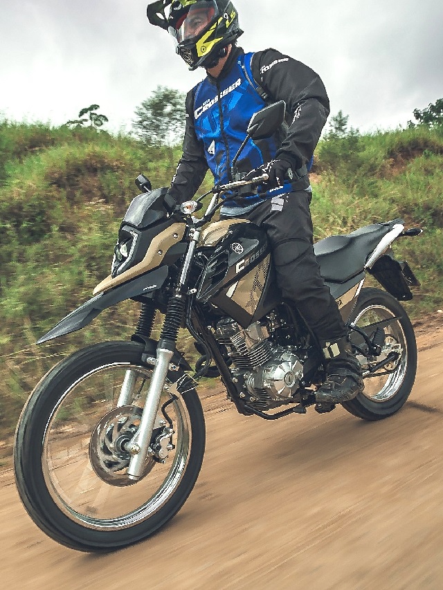 Capa piloto em uma Yamaha Crosser 2023 areia rodando em uma estrada de chão