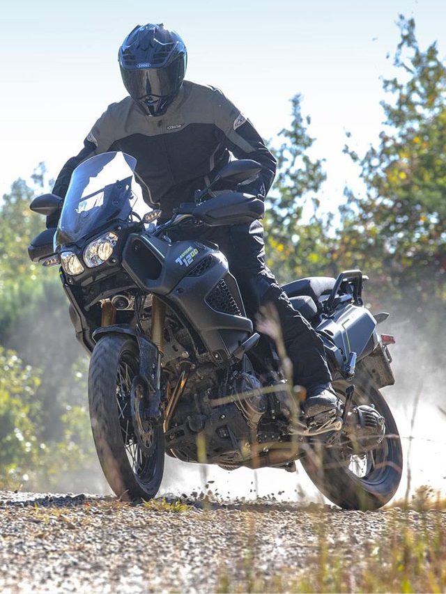 Yamaha XT 1200Z Super ténéré 2022 em uma estrada estrada