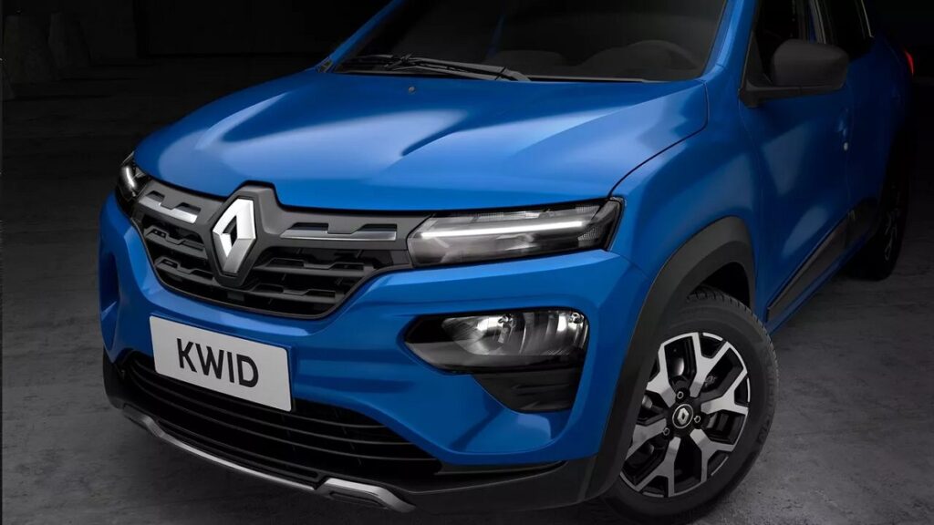 capô Kwid 2023 azul em um fundo escuro