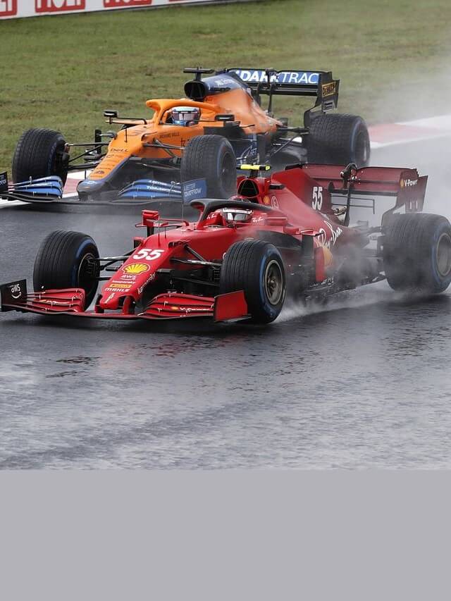 Carros de corrida da F1 2022 na pista molhada