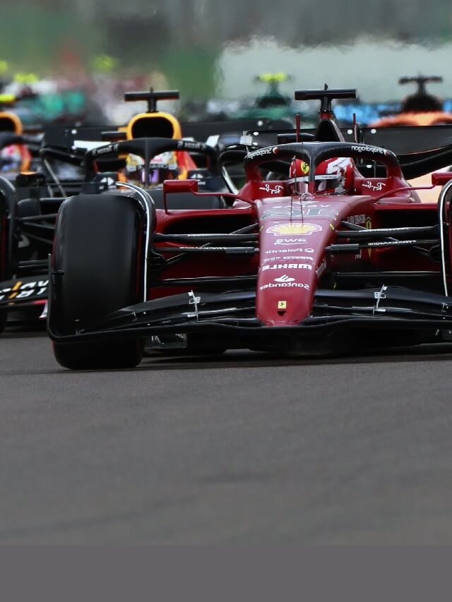 Carros de corrida da F1 2022 na pista de corrida