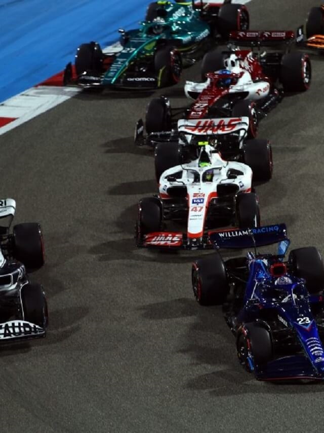 Imagem de cima de vários carros de corrida da F1 2022