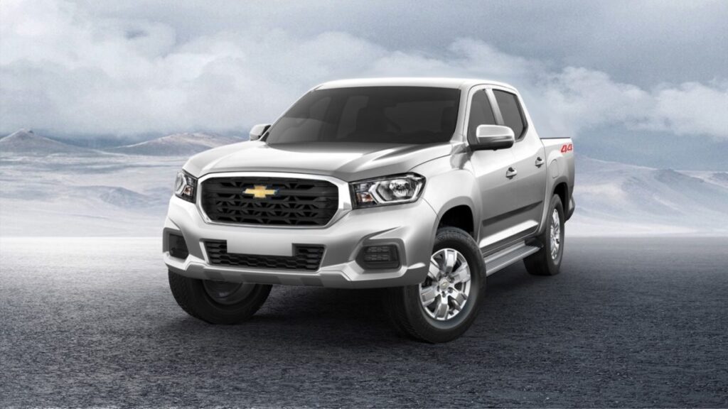 Chevrolet S10 2023 branco em uma paisagem e o céu nublado