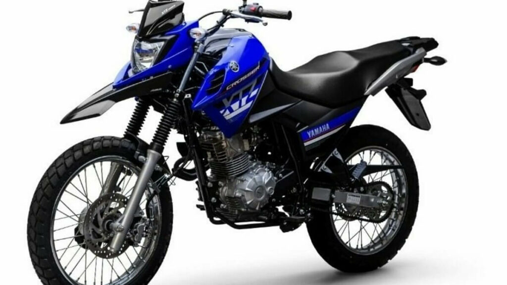 Lateral frontal Crosser 15 2023 azul em um fundo branco.