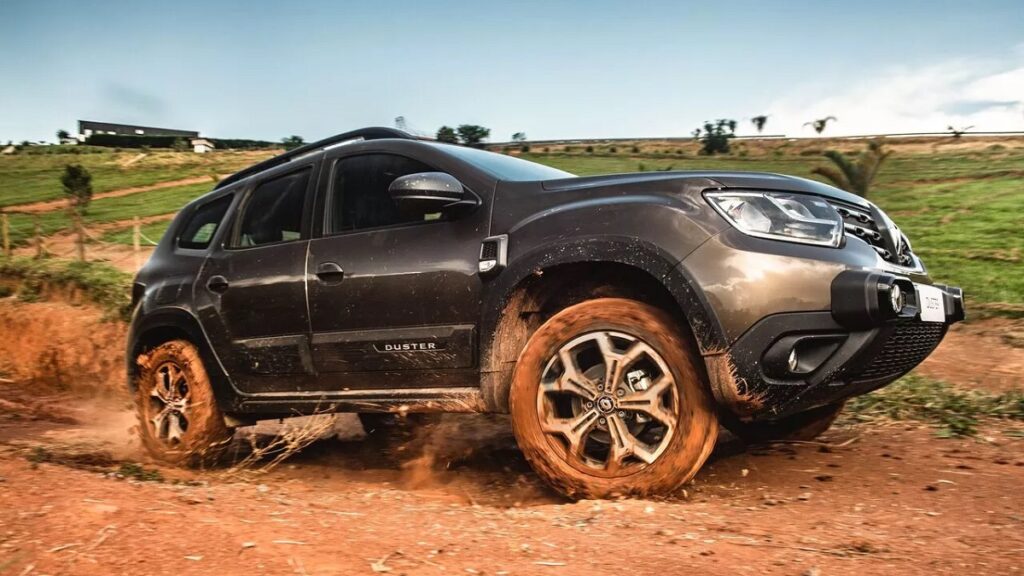 Duster 2023 rodando no barro
