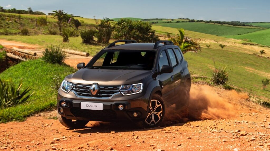 Duster 2023 subindo um morro de barro