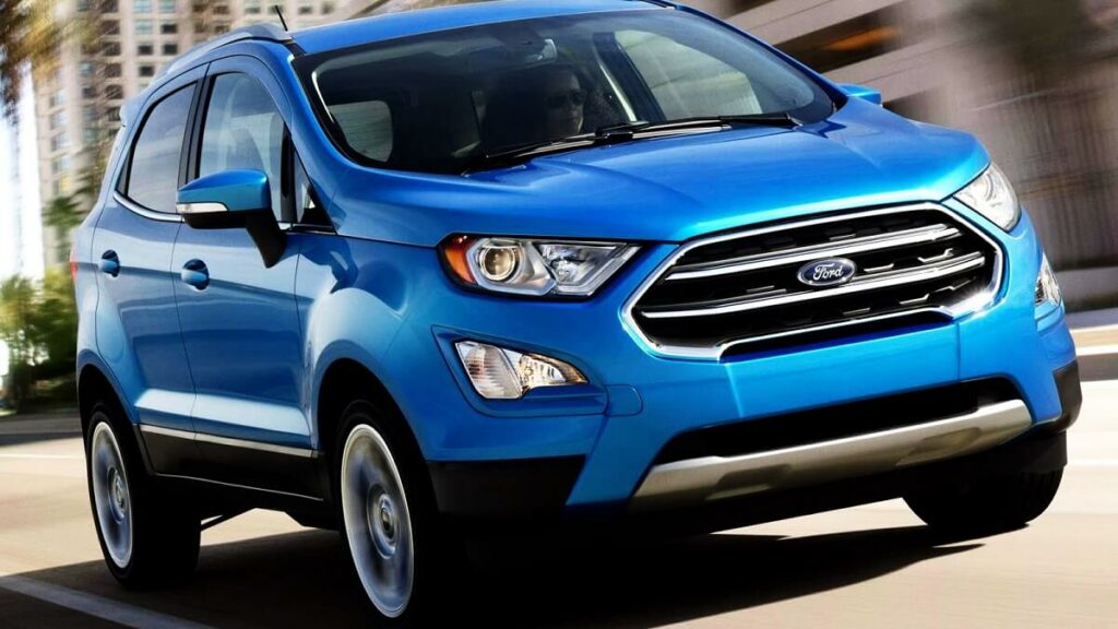 Lateral frontal de uma Ford EcoSport 2023 na cor azul rodando pelo asfalto dentro de uma cidade.