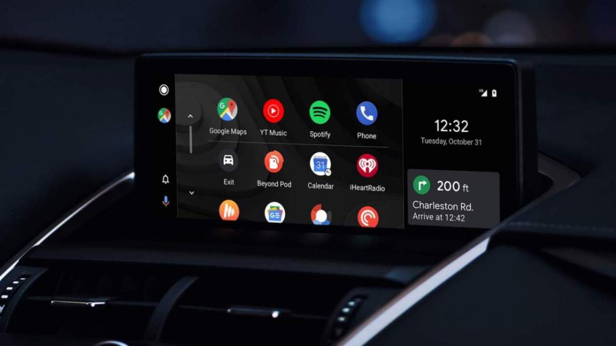 Tela principal do android auto no carro, e fundo preto