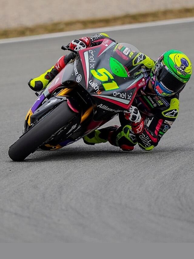 Piloto Eric Granado andando na pista de corrida da MotoE