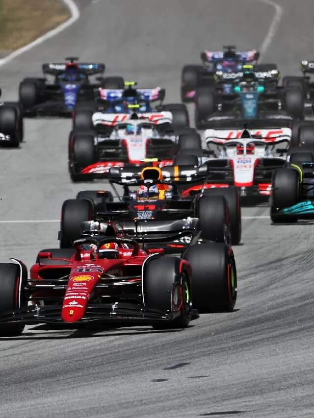 Frente de vários carros de corrida da Fórmula 1 2022 andando na pista