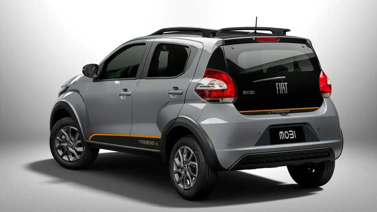 Traseira Fiat Mobi 2023 cinza em um fundo branco.