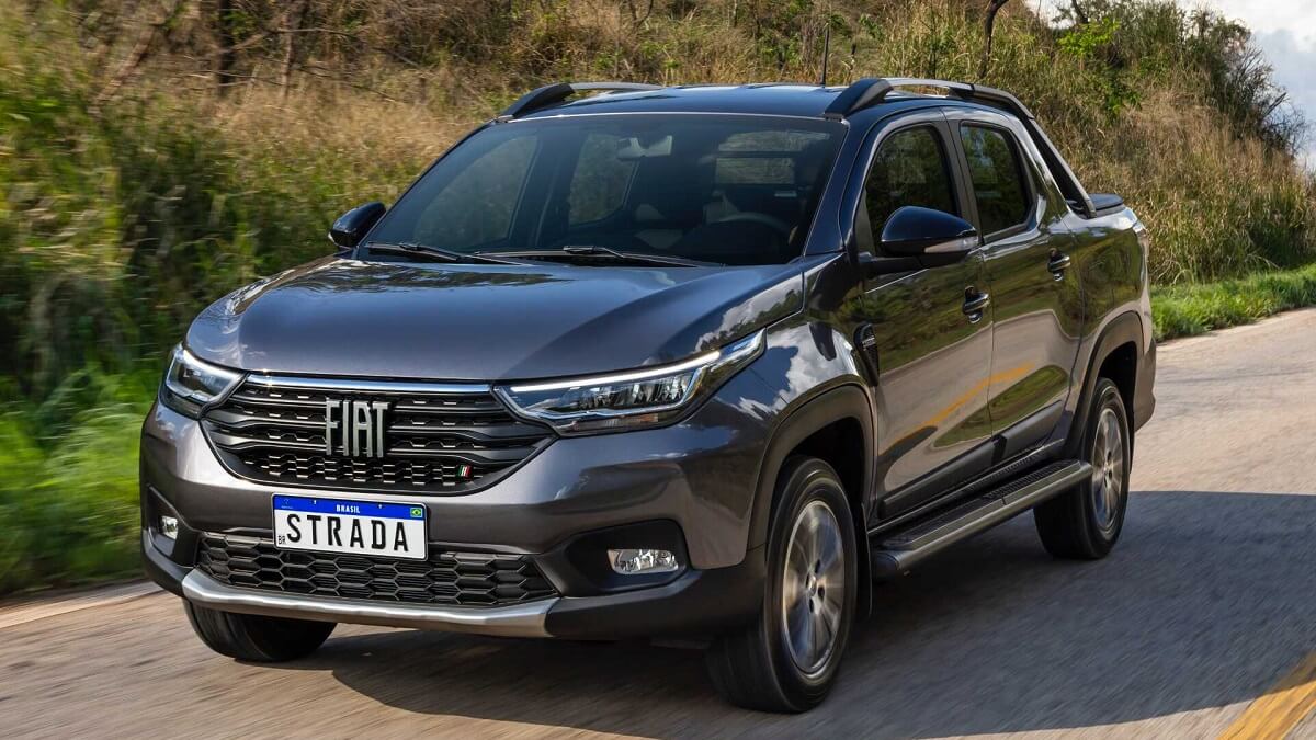 Frente da Strada 2023 andando no asfalto