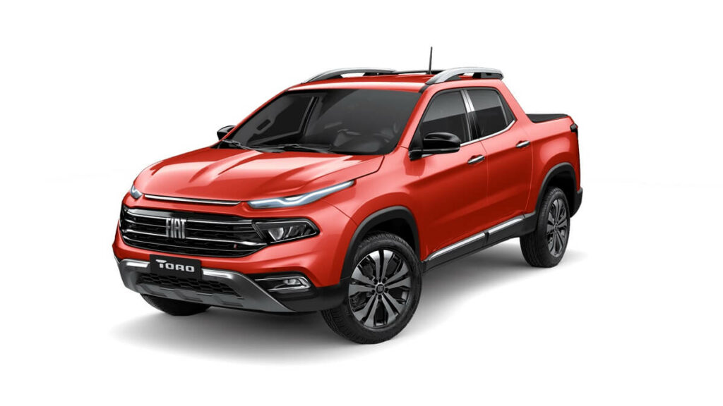Frente e lateral da Fiat Toro 2023 na cor vermelha, fundo da imagem branco
