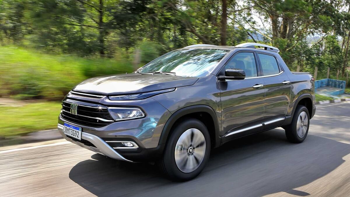 Toro 2023 na cor cinza. em movimento no asfalto