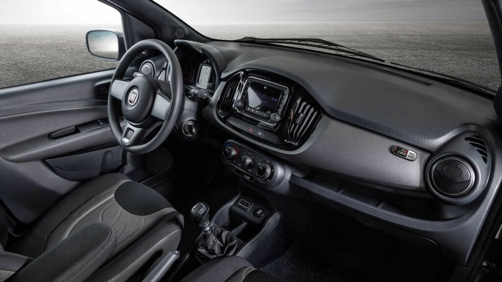 Interior do Uno 2023 Ciao, que tem conjunto de cores preto e cinza