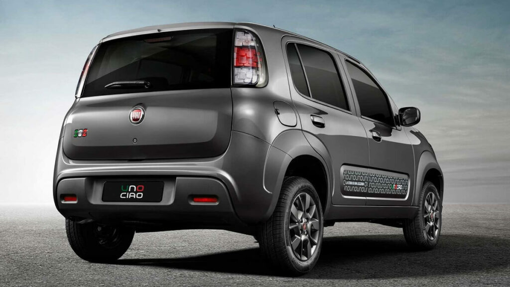 Traseira do novo Fiat Uno 2023 Ciao na cor cinza