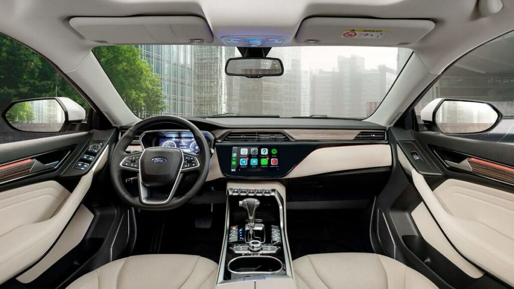 Interior de um Ford Territory 2023 com revestimento em branco e um painel de led.