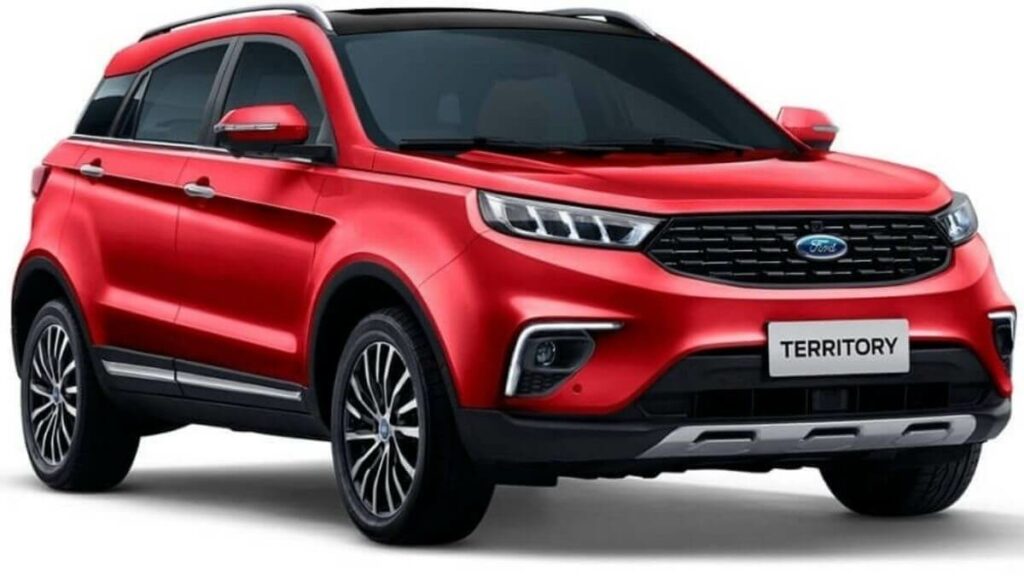 Lateral frontal de uma Ford Territory 2023 na cor vermelha estacionada em um fundo branco.