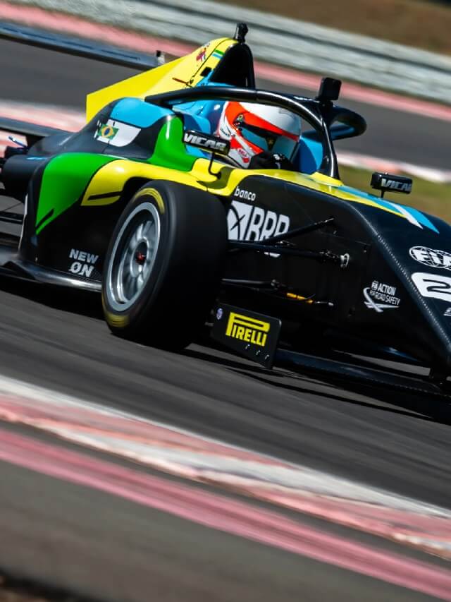 Novo carro da F4 Brasil 2022 na pista de corrida