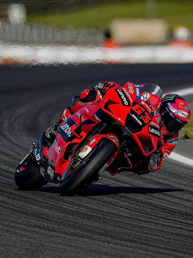 Piloto da equipe da Ducati na competição MotoGP, andando na pista