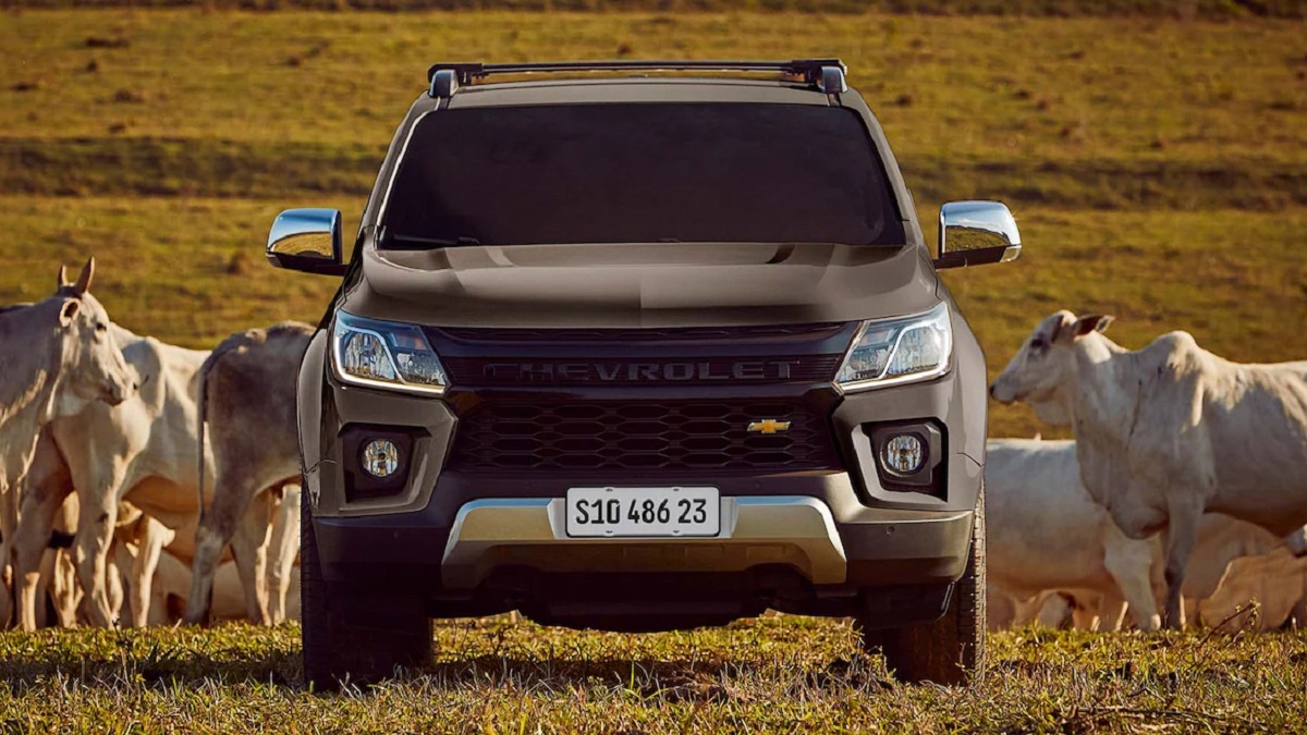 Frente Chevrolet S10 2023 cinza em um pasto brancos ao redor