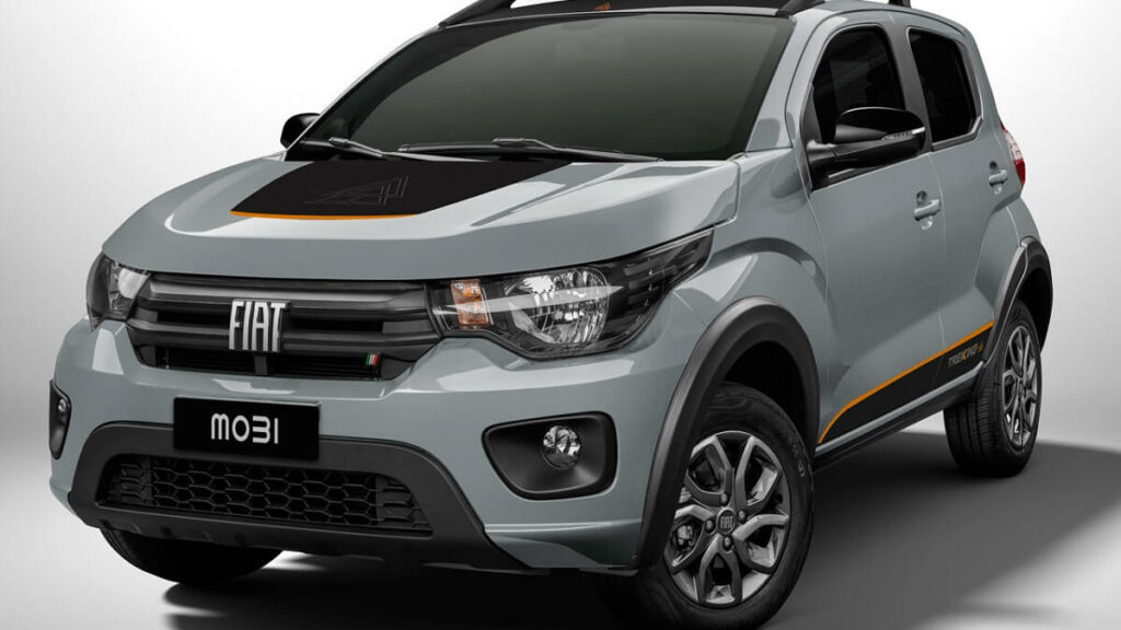 frente Fiat Mobi 2023 cinza em um fundo branco.