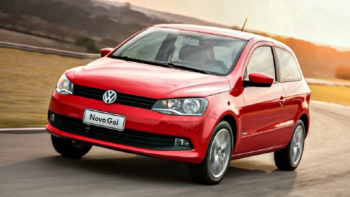 Volkswagen Gol 2023 vermelho rodando no asfalto.