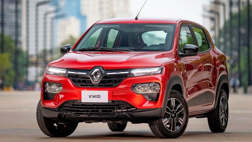 frente Kwid 2023 vermelho em meio a uma cidade