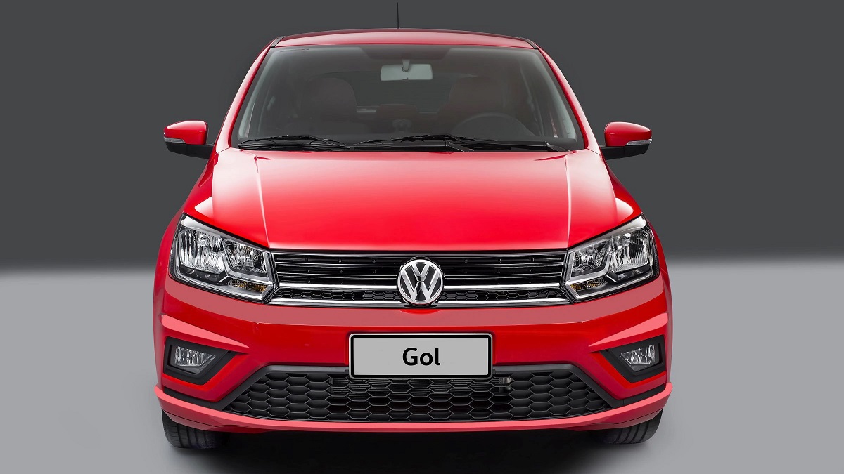 Parte frontal Gol 2023 vermelho em um fundo cinza.