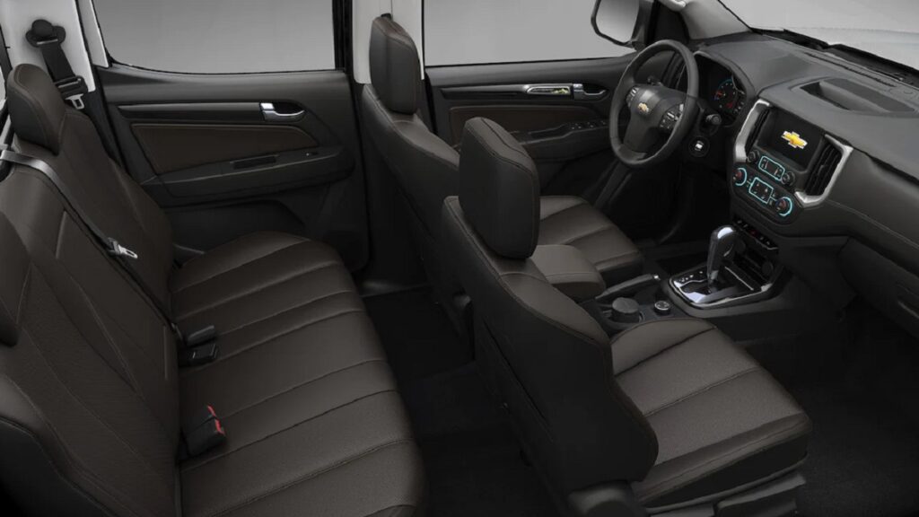 Interior da Chevrolet S10 2023 com acentos em coloração preta.