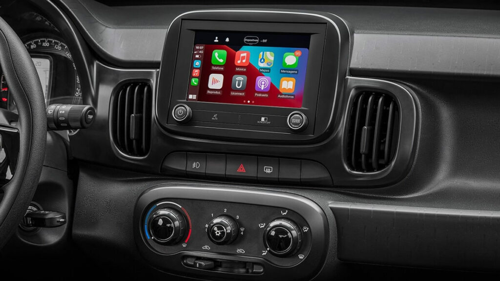 painel Fiat Mobi 2023 com tela digital.