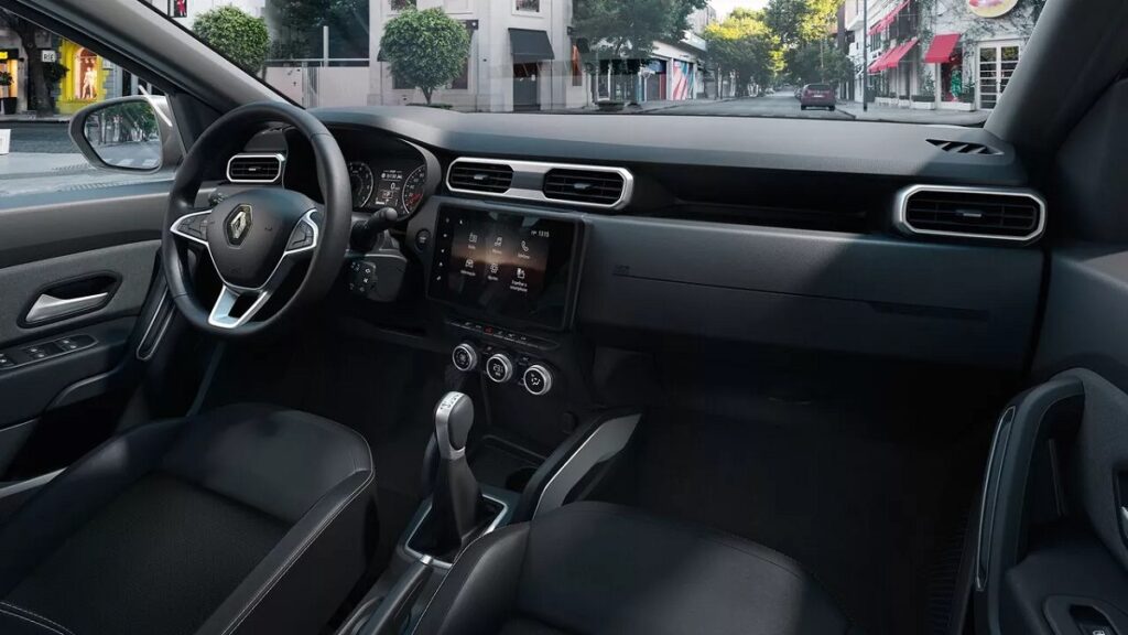 Interior Duster 2023 com estofamento preto.