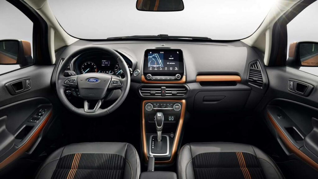 Interior de uma Ford EcoSport 2023 com estofamento na cor preta e detalhes em laranja