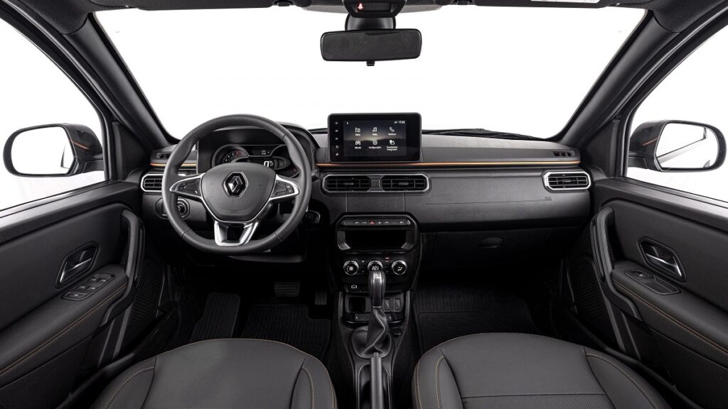interior Renault Oroch 2023 com a cor preta.