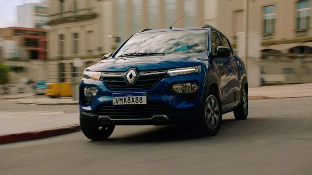 kwid 2023 azul rodando na cidade