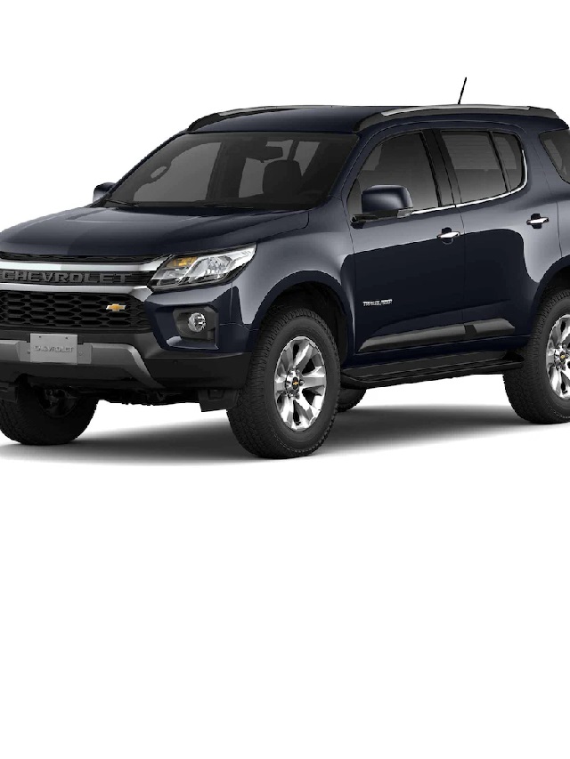 Lateral frontal de uma Trailblazer 2023 na cor azul eclipse em um fundo branco