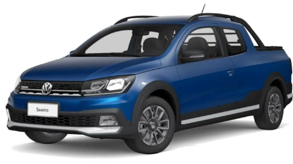 Lateral frontal de uma VW Saveiro 2023 na cor azul, com partes pretas em um fundo branco.