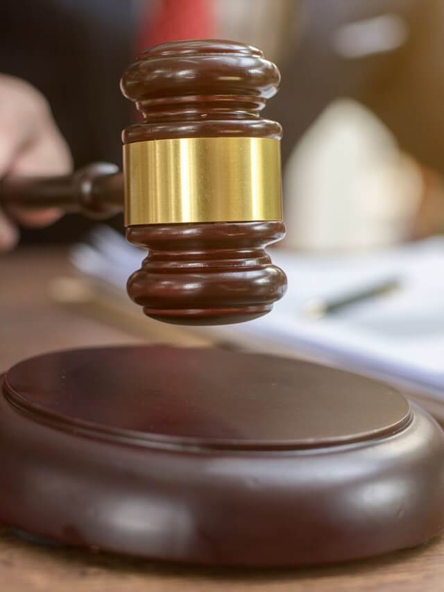 martelo de madeira de leilão de automóveis