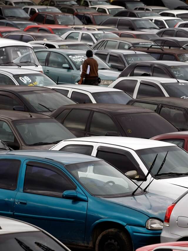 Vários carros do leilão do Detran-PR parados no pátio