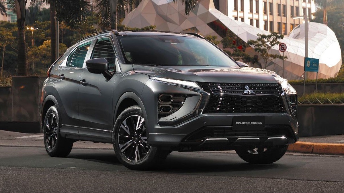 frente mitsubishi eclipse cross 2023 parado no asfalto.