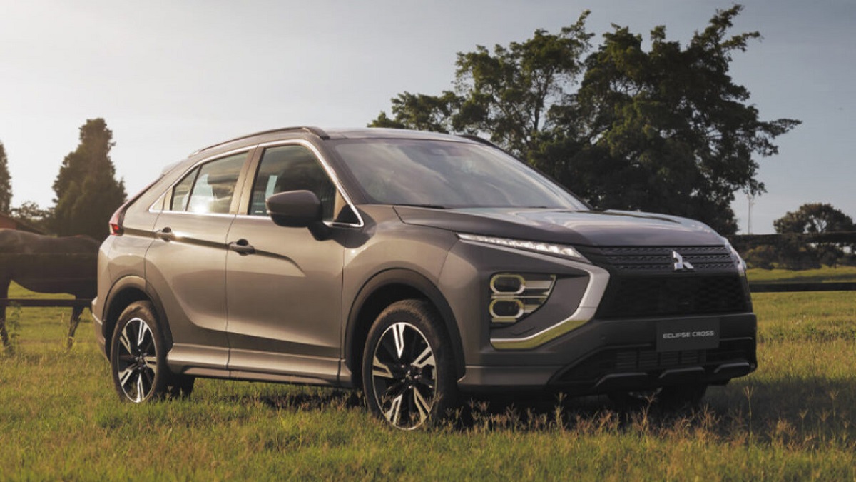 eclipse cross 2023 no meio de um campo
