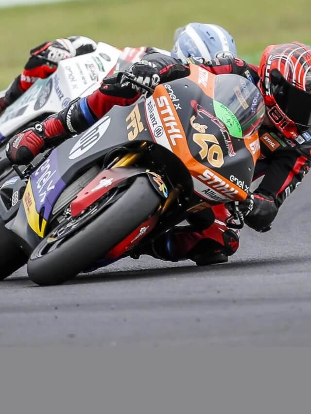 Pilotos de corrida da competição MotoE andando na pista