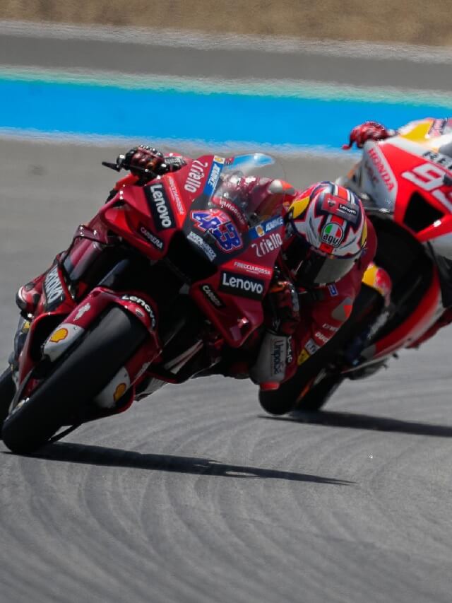 Dianteira de motos de corrida do MotoGP de 2022, andando na pista