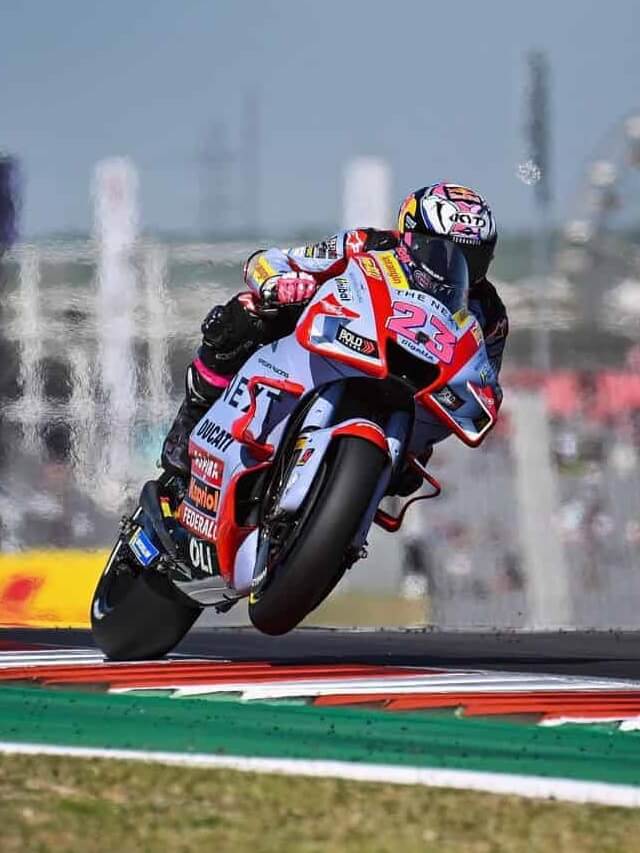 Piloto de corrida da MotoGP 2022 na pista