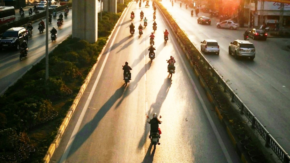 Foto de pessoas andando com motos em uma rodovia
