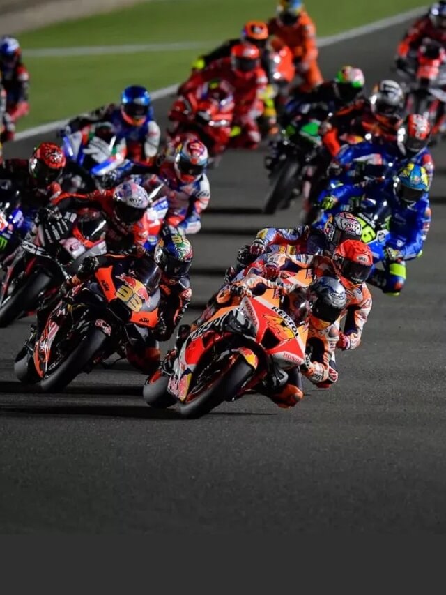 Motos de corrida da competição MotoGP 2022 na pista