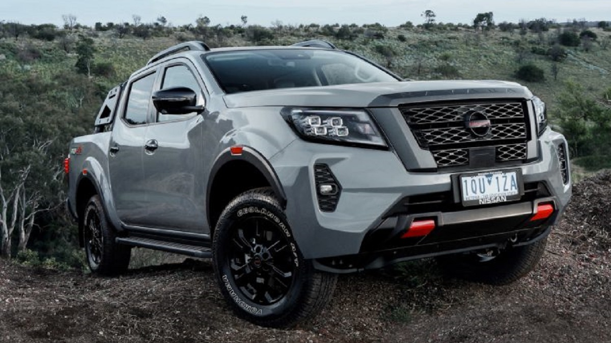 Frente Frontier cinza subindo um morro