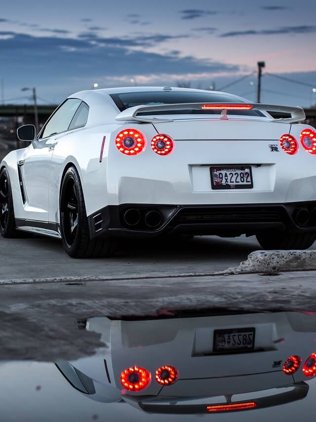 Traseira do carro Nisan GT R na cor branco