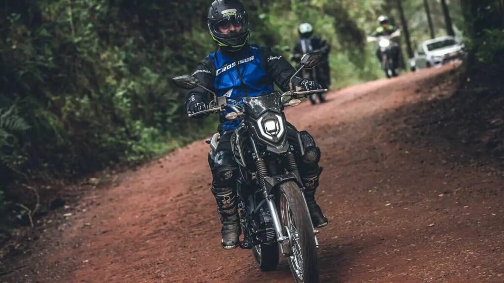 frente nova Yamaha Crosser 150 ABS preta rodando em uma estrada de chão