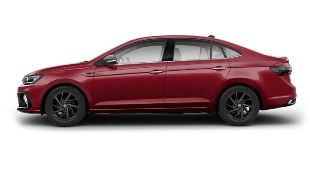 Lateral do Virtus 2023, vermelho escuro, com detalhes pretos, parado em um fundo branco